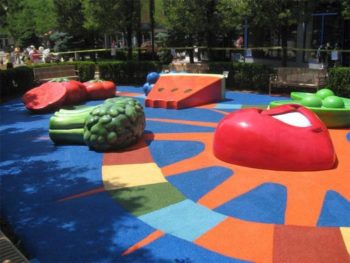 Цветная резиновая крошка на детской площадке
