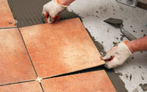 Как класть плитку на пол цементным раствором люминофор в бетон