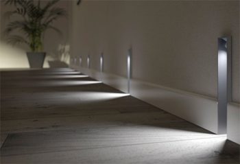 пол со встроенными светильниками в коридоре