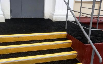 Модульное покрытие с металическими уголками на лестнице школы